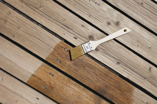 Appliquer de la lasure sur du bois à l'aide d'un pinceau