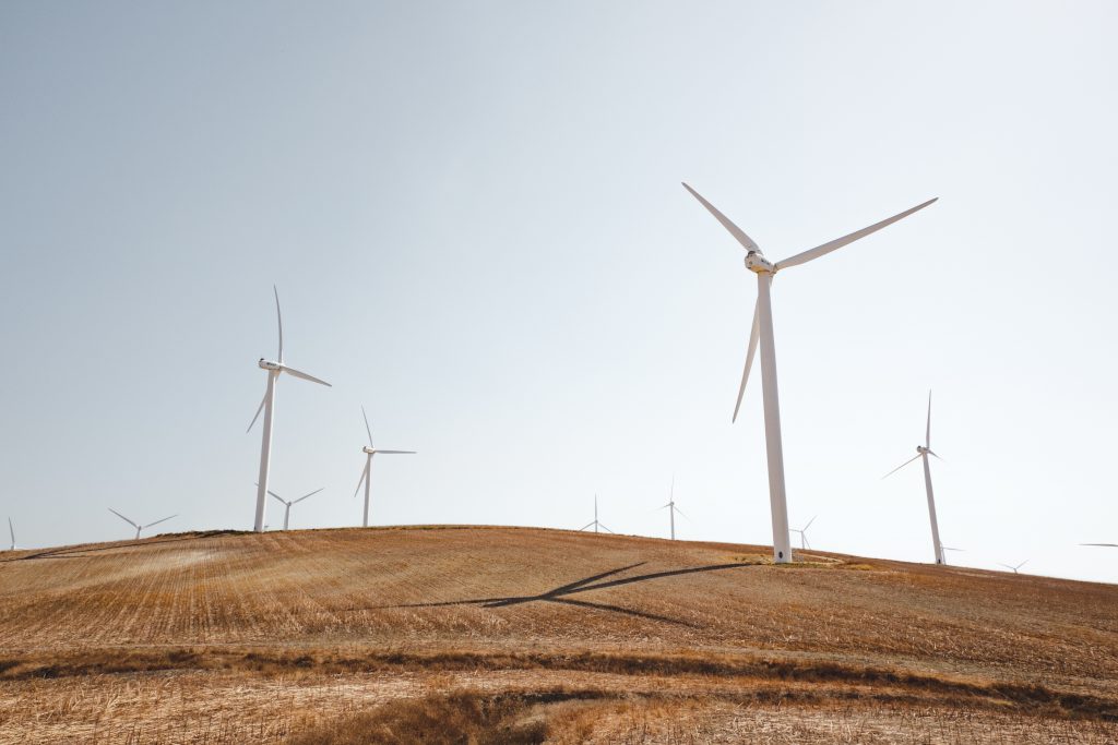 un champ d'éolienne istallé sur des collines