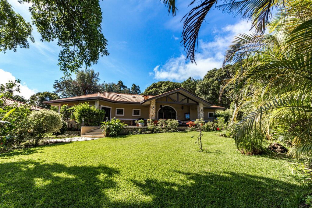 Maison avec un grand jardin arboré