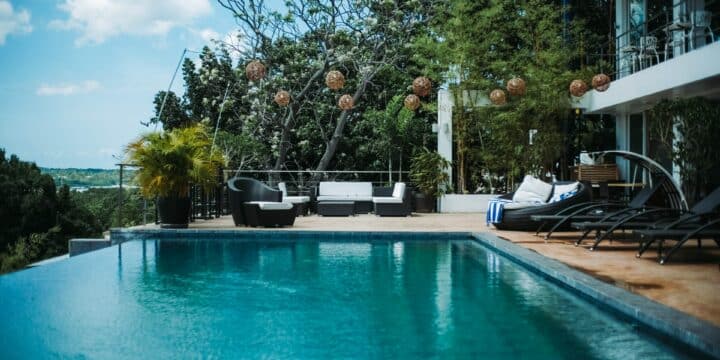 Quels sont les différents types de piscines à débordement ?